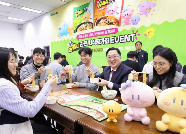 이장우(오른쪽 두번째) 대전시장이 ‘꿈돌이 라면’ 출시를 앞두고 시청 젊은 직원들과 시식회를 갖고 있다. 사진제공=대전시