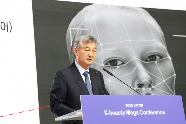 이경수 코스맥스그룹 회장이 올 3월 열린 ‘2025 큐텐재팬 K뷰티 메가 컨퍼런스'에서 OBM에 대해 언급하고 있다. 사진제공=코스맥스
