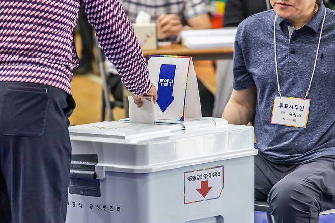 제21대 대통령선거 본투표일인 3일 서울 영등포구 영등포초등학교에 마련된 문래동 제1투표소에서 유권자들이 투표권을 행사하고 있다. 기사 내용과 무관한 자료 사진 ⓒ시사저널 최준필