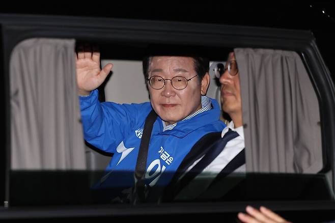 이재명 더불어민주당 대선 후보가 선거를 하루 앞둔 2일 서울 여의도공원에서 마지막 유세를 마친 뒤 차장 밖으로 시민들에게 인사하고 있다. ⓒ연합뉴스