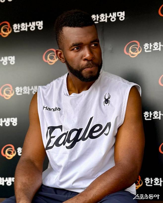 한화 외국인타자 에스테반 플로리얼이 3일 대전한화생명볼파크에서 열린 KT와 홈경기를 앞두고 취재진과 인터뷰하고 있다. 대전｜김현세 기자 kkachi@donga.com