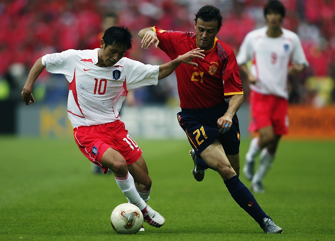 루이스 엔리케(오른쪽)가 2002년 한일월드컵 8강전에서 한국 이영표를 마크하고 있다. 게티이미지