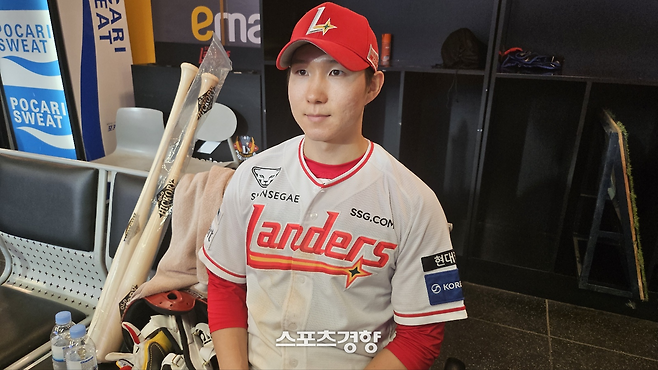 SSG 박성한이 3일 인천 삼성전 3안타 맹활약 후 취재진과 만나 인터뷰하고 있다.