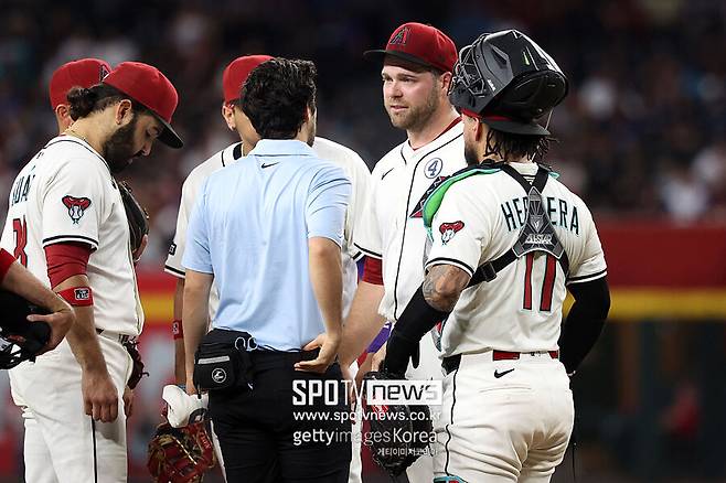 ▲ 애리조나 다이아몬드백스 에이스 코빈 번스가 팔꿈치 불편감을 호소하며 교체되는 장면. 번스는 트레이너에게 "팔꿈치가 끝났다. 죽었다"고 얘기했다.