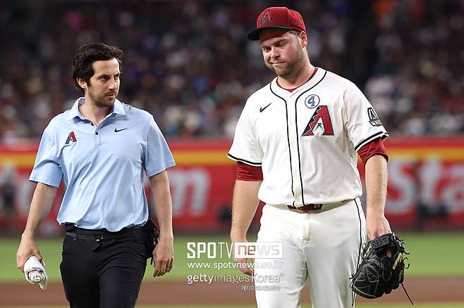 ▲ 애리조나 다이아몬드백스 에이스 코빈 번스가 팔꿈치 불편감을 호소하며 교체되는 장면. 번스는 트레이너에게 "팔꿈치가 끝났다. 죽었다"고 얘기했다.