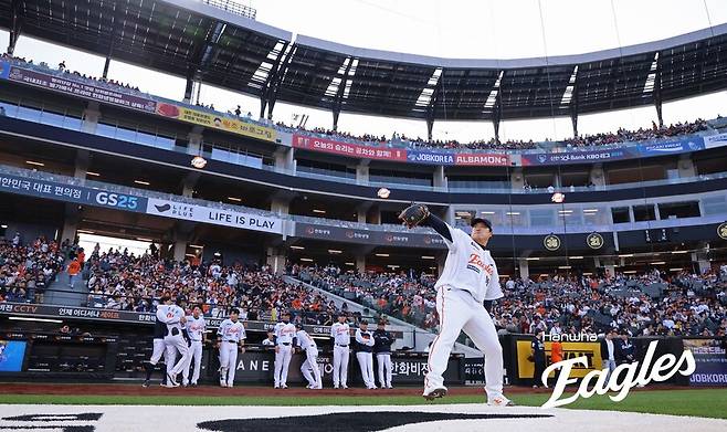 ▲ 한화 류현진이 몸을 풀고 있다. ⓒ한화 이글스