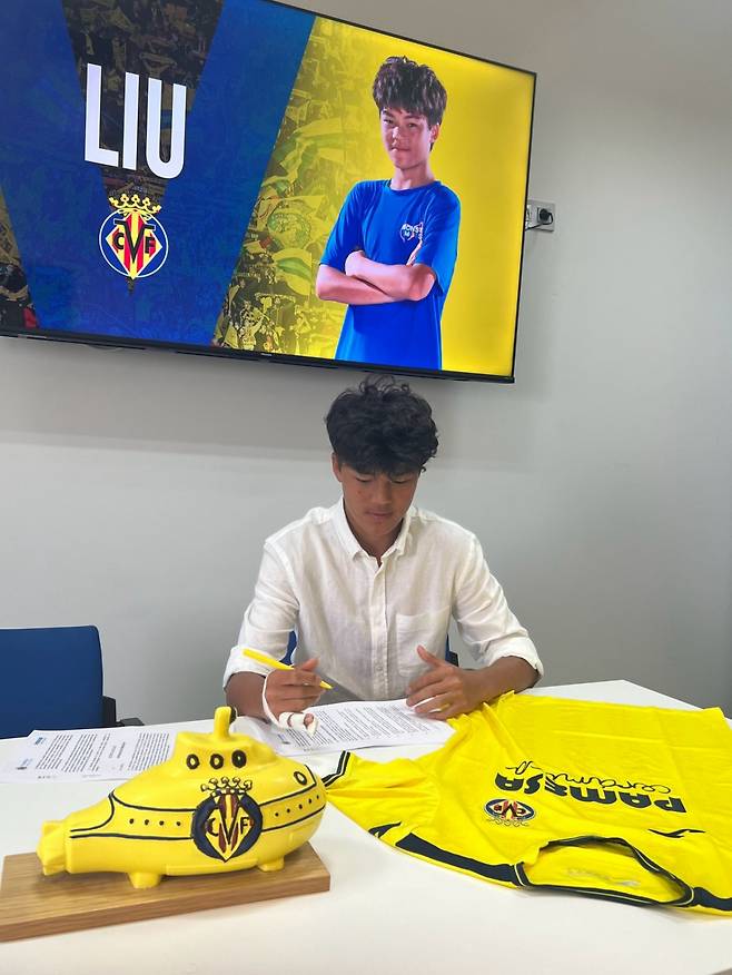 비야레알 계약서에 서명하는 류카이위안. /사진=핫팟 사회관계망서비스(SNS) 갈무리