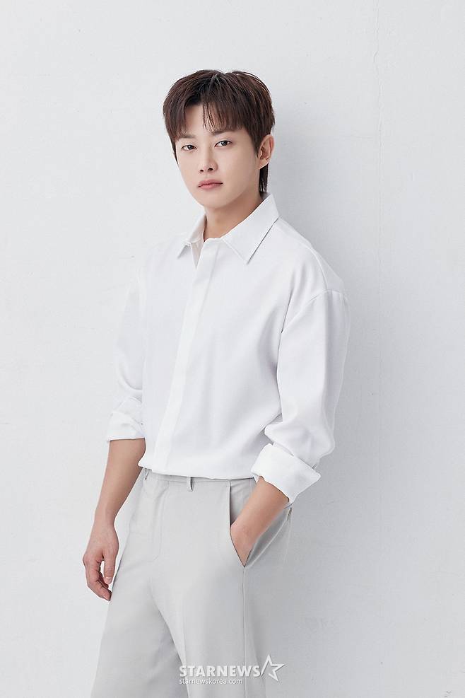티빙 드라마 '샤크 : 더 스톰'의 배우 김민석이 27일 진행된 라운드 인터뷰를 위해 포즈를 취하고 있다. /사진제공=스프링컴퍼니 2025.05.27 /사진=김휘선 hwijpg@