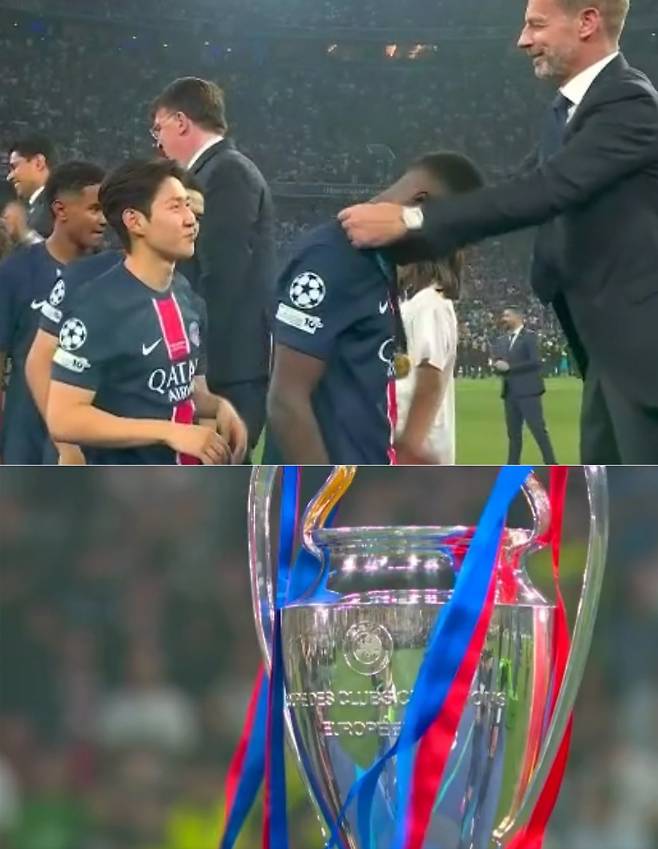 1일(한국시간) 독일 뮌헨의 알리안츠 아레나에서 열린 2024~2025 유럽축구연맹(UEFA) 챔피언스리그(UCL) 우승 이후 메달 수여식에서 줄을 서서 기다리고 있는 이강인의 모습(위). 이강인이 받을 차례가 되자 현지 중계 화면은 UCL 우승 트로피로 전환됐다. /사진=중계화면 캡처