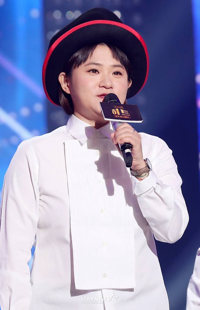 개그우먼 김신영이 7일 오후 서울 영등포구 KBS 별관에서 진행된 예능프로그램 '뮤직 셔플쇼 더 히트' 기자간담회에 참석해 질의응답을 하고 있다.