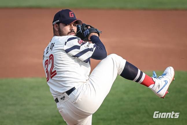 롯데 알렉 감보아가 3일 사직 롯데전에서 투구하고 있다. /사진=롯데 자이언츠 제공