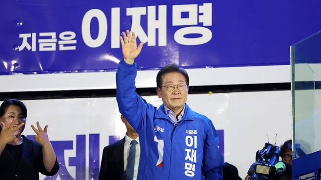 방송3사의 출구조사에서 51.7%를 기록한 이재명 더불어민주당 대선후보의 당선이 유력하다. [사진｜뉴시스]