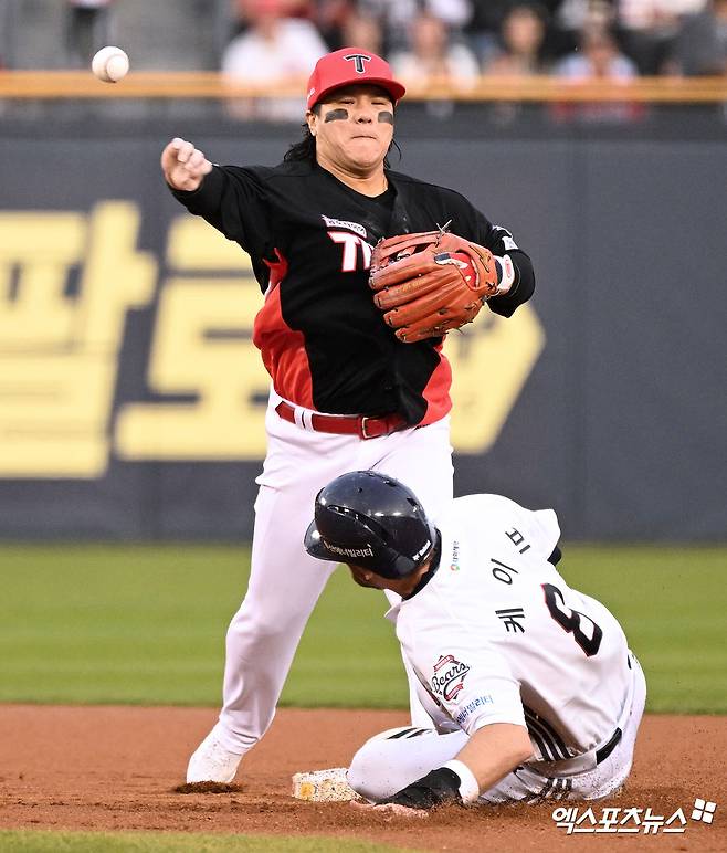 KIA 타이거즈 내야수 김선빈이 정규시즌 경기에 출전해 수비하고 있다. 엑스포츠뉴스 DB