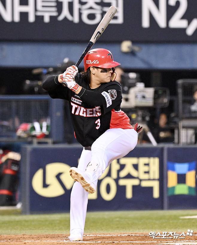 KIA 타이거즈 내야수 김선빈이 정규시즌 경기에 출전해 타격하고 있다. 엑스포츠뉴스 DB
