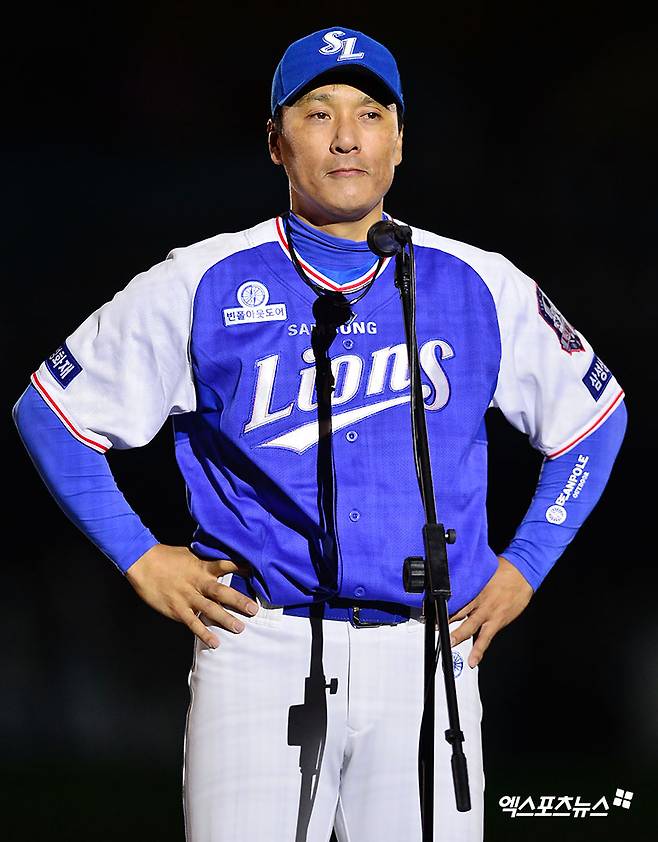 3일 오후 대구삼성라이온즈파크에서 열린 '2017 타이어뱅크 KBO리그' 넥센 히어로즈와 삼성 라이온즈의 경기, 경기종료 후 이승엽의 은퇴식 및 영구결번식이 열렸다.  은퇴식에 참석한 이승엽이 고별사를 하고 있다. 엑스포츠뉴스 DB