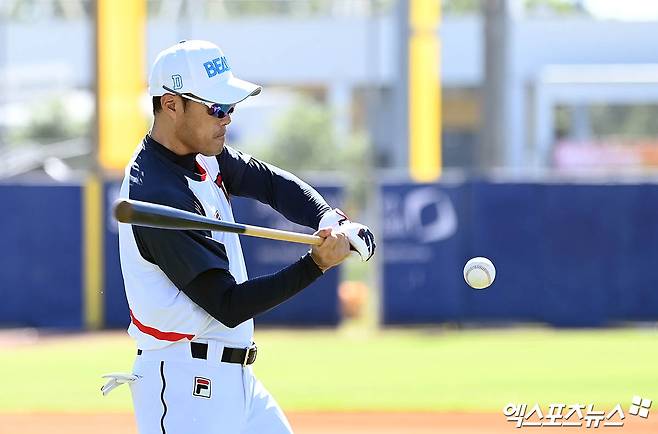 13일 호주 시드니 블랙타운 베이스볼 스타디움에서 2024 두산 베어스 스프링캠프가 진행됐다.   두산 조성환 코치가 수비 훈련을 위해 펑고를 쳐주고 있다. 엑스포츠뉴스 DB