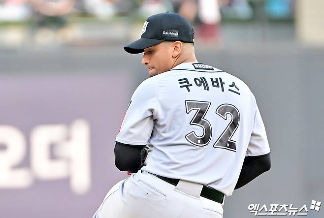 22일 오후 수원KT위즈파크에서 열린 '2025 신한 SOL Bank KBO리그' KIA 타이거즈와 KT 위즈의 경기, 1회초 KT 선발투수 쿠에바스가 공을 힘차게 던지고 있다. 엑스포츠뉴스 DB
