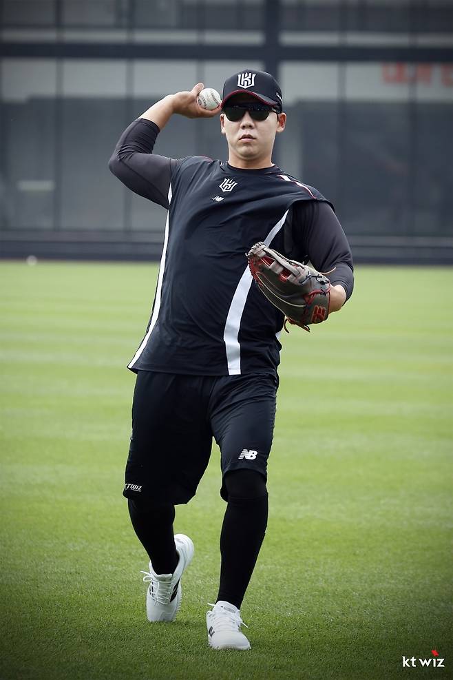 KT 위즈는 지난 2일 롯데 자이언츠에 투수 박세진을 보내고 외야수 이정훈을 영입하는 트레이드를 단행했다. 곧바로 KT 선수단에 합류한 이정훈은 3일 대전 한화생명 볼파크에서 열리는 2025 신한 SOL Bank KBO리그 한화 이글스와의 원정경기를 앞두고 1군 등록, 1루수 겸 2번타자로 선발 라인업에 이름을 올렸다. KT 위즈