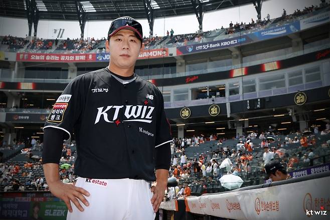 KT 위즈는 지난 2일 롯데 자이언츠에 투수 박세진을 보내고 외야수 이정훈을 영입하는 트레이드를 단행했다. 곧바로 KT 선수단에 합류한 이정훈은 3일 대전 한화생명 볼파크에서 열리는 2025 신한 SOL Bank KBO리그 한화 이글스와의 원정경기를 앞두고 1군 등록, 1루수 겸 2번타자로 선발 라인업에 이름을 올렸다. KT 위즈