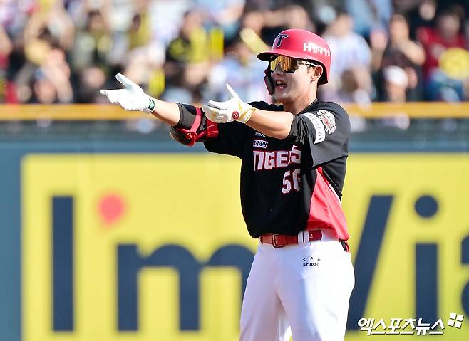 3일 오후 서울 송파구 잠실야구장에서 열린 '2025 신한 SOL Bank KBO리그' KIA 타이거즈와 두산 베어스의 경기, 1회초 1사 만루 KIA 오선우가 2타점 2루타를 날린 후 기뻐하고 있다. 잠실, 김한준 기자