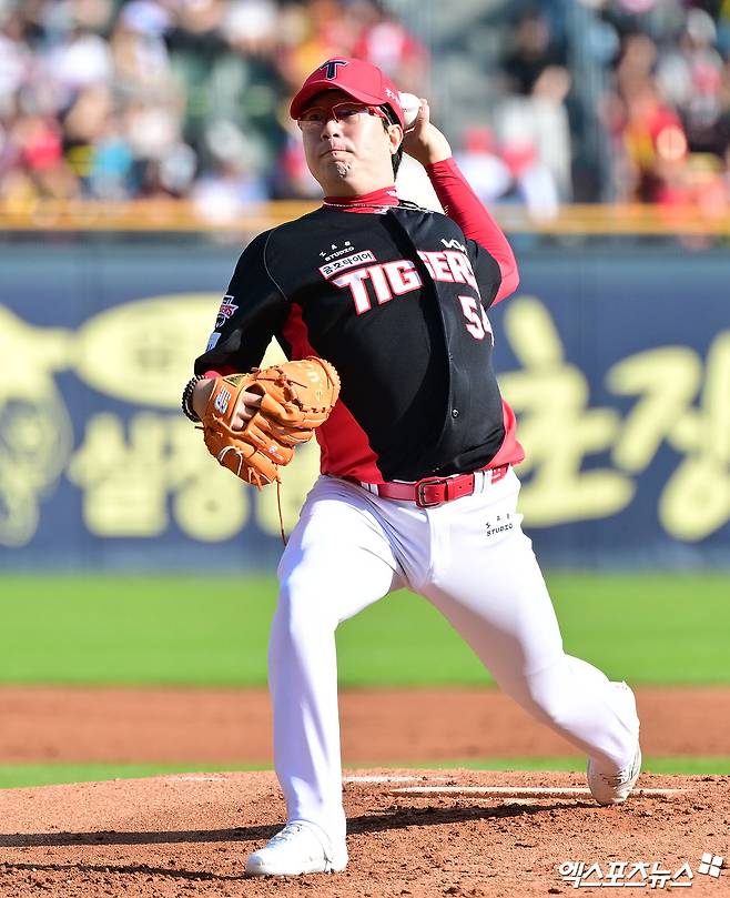 3일 오후 서울 송파구 잠실야구장에서 열린 '2025 신한 SOL Bank KBO리그' KIA 타이거즈와 두산 베어스의 경기, 1회말 KIA 선발투수 양현종이 공을 힘차게 던지고 있다. 잠실, 김한준 기자