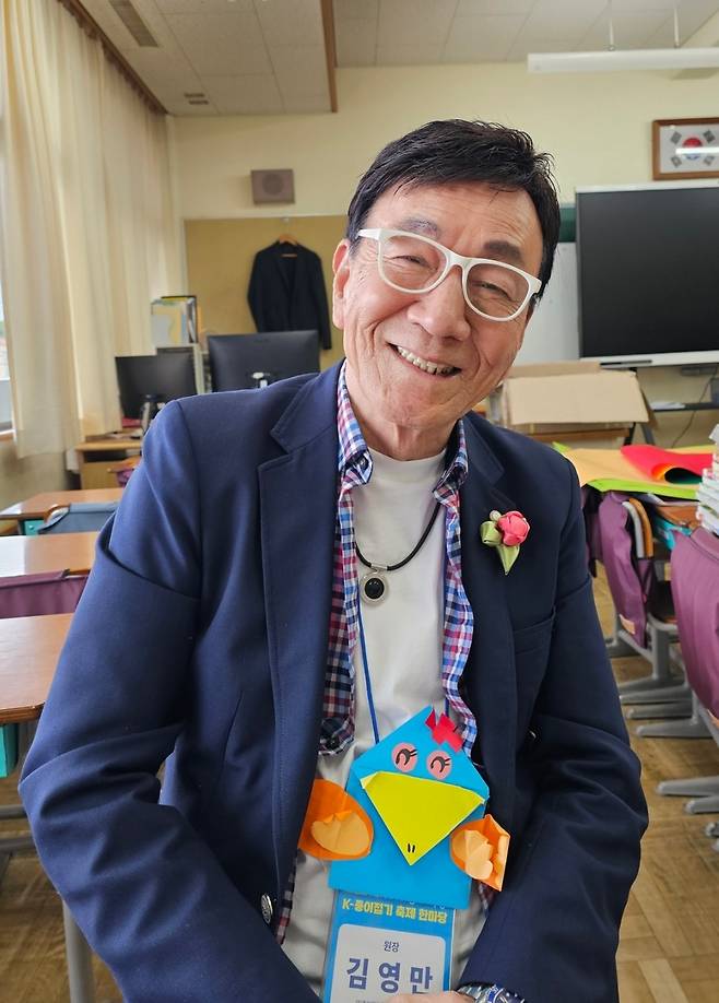 동경한국학교서 특강한 '종이접기 아저씨' 김영만 원장 (도쿄=연합뉴스) 강성철 기자 = 2일 일본 도쿄 소재 동경한국학교에서 K-종이접기 특강을 한 김영만 종이문화재단 평생교육원장. 2025.6.2 wakaru@yna.co.kr