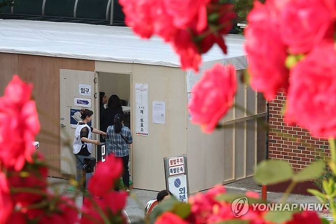 장미 대선 (서울=연합뉴스) 이진욱 기자 = 제21대 대통령선거일인 3일 서울 은평구 라이브미성아파트 주차장에 마련된 투표소에서 시민들이 투표를 하고 있다. 2025.6.3 cityboy@yna.co.kr