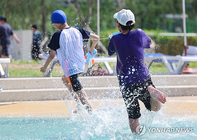 즐거운 물총놀이 (서울=연합뉴스) 서대연 기자 = 서울 한낮 기온이 35도까지 오르며 더운 날씨를 보인 19일 오후 개장 행사가 열린 서울 송파구 잠실한강공원 수영장에서 어린이들이 물총놀이를 즐기고 있다. 2024.6.19 dwise@yna.co.kr