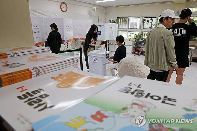 초등학교 교실에 마련된 투표소 (서울=연합뉴스) 임화영 기자 = 제21대 대통령선거 투표일인 3일 서울 서초구 서래초등학교에 마련된 방배본동제2투표소에서 유권자들이 투표에 나서고 있다. 2025.6.3 hwayoung7@yna.co.kr