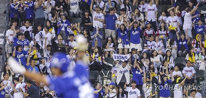 삼성 김태훈 역전 2점 홈런, 희비 교차 (서울=연합뉴스) 황광모 기자 = 1일 서울 송파구 잠실야구장에서 열린 프로야구 2025 신한 SOL 뱅크 KBO리그 삼성라이온즈와 LG 트윈스의 경기.
    삼성의 8회초 2사 주자 1루에서 대타로 출전한 김태훈이 역전 2점 홈런을 치자 외야에서 이를 지켜보면 야구팬들이 희비가 교차하고 있다. 2025.6.1 hkmpooh@yna.co.kr