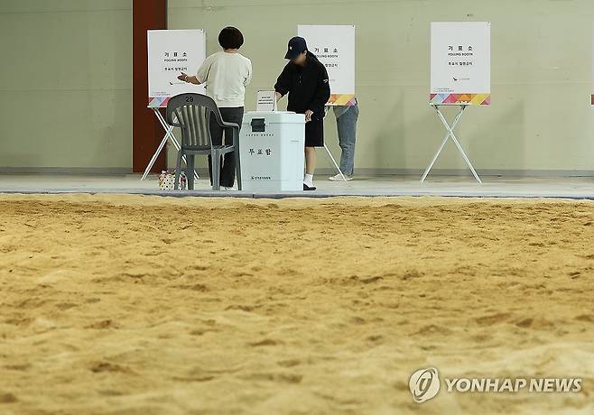 씨름장에서 투표하는 유권자들 (성남=연합뉴스) 홍기원 기자 = 제21대 대통령선거 투표일인 3일 경기도 성남시 중원구 성남종합운동장 실내씨름장에 마련된 성남동 제2투표소에서 유권자들이 투표하고 있다. 2025.6.3 xanadu@yna.co.kr