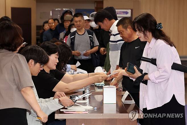 제21대 대선 본투표 시작 (제주=연합뉴스) 박지호 기자 = 제21대 대통령선거일인 3일 오전 제주시 연동 제1투표소가 마련된 제주도의회 의원회관에서 유권자들이 투표하고 있다. 2025.6.3 jihopark@yna.co.kr