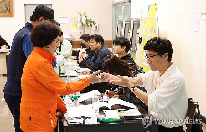 소중한 한 표 행사하는 제주 유권자들 (제주=연합뉴스) 변지철 기자 = 제21대 대통령 선거일인 3일 오전 제주시 오라동 제주도체육회관에 마련된 투표소에서 유권자들이 투표하고 있다. 2025.6.3 bjc@yna.co.kr