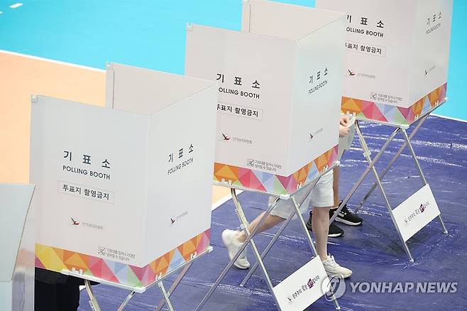 '투표하는 대구시민들' (대구=연합뉴스) 박세진 기자 = 제21대 대통령 선거일인 3일 대구 수성구 대구여고 체육관에 마련된 범어1동 제2투표소에서 투표가 이뤄지고 있다. 2025.6.3 psjpsj@yna.co.kr