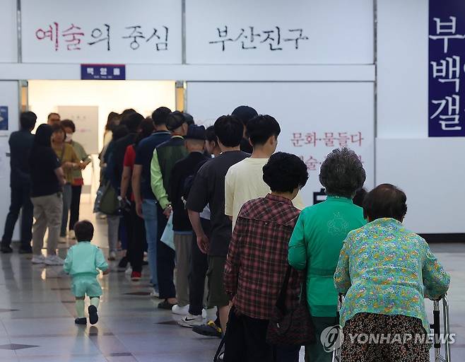 소중한 한표를 위한 기다림 (부산=연합뉴스) 손형주 기자 = 제21대 대통령 선거일인 3일 부산진구청에 마련된 부암 1동 제4투표소에서 유권자들이 투표하기 위해 길게 줄을 서 있다. 2025.6.3 handbrother@yna.co.kr