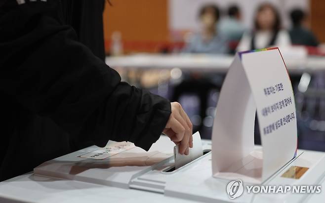 소중한 한표 (창원=연합뉴스) 김동민 기자 = 제21대 대통령 선거일인 3일 경남 창원시 마산합포구 해운중학교 1층 체육관에 마련된 월영동 제4·5 투표소에서 유권자들이 투표하고 있다. 2025.6.3 image@yna.co.kr