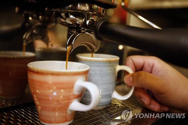 '커피 한 잔' 에스프레소 한 잔의 카페인 함유량은 보통 75㎎ 정도다. [EPA=연합뉴스 자료사진. 재판매 및 DB 금지]