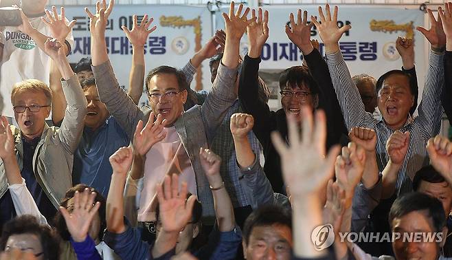 '도촌리에서 용났네'…환호하는 이재명 후보 고향 주민들 (안동=연합뉴스) 윤관식 기자 = 3일 더불어민주당 이재명 대선 후보의 고향인 경북 안동시 예안면 도촌리의 경로당 창고에서 마을 주민들이 제21대 대통령 선거 출구조사 결과를 확인하고 환호하고 있다. 2025.6.3 psik@yna.co.kr
