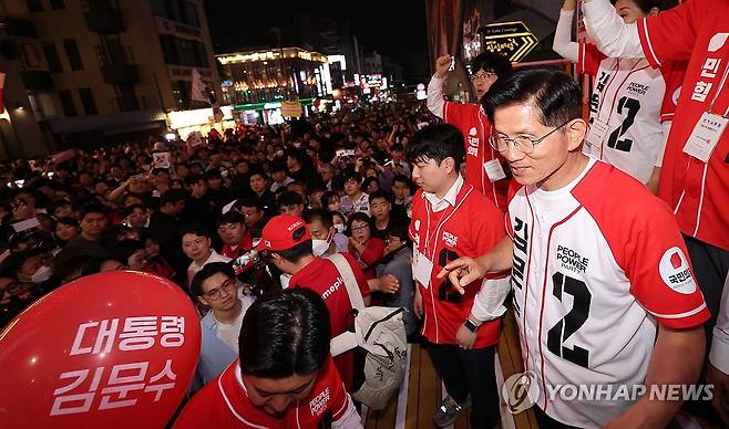 김문수 후보, 홍대서 선거 앞 마지막 일정 (서울=연합뉴스) 류영석 기자 = 국민의힘 김문수 대선 후보가 2일 서울 마포구 홍익대학교 일대에서 시민들에게 인사를 하고 있다. 2025.6.2 [공동취재] ondol@yna.co.kr