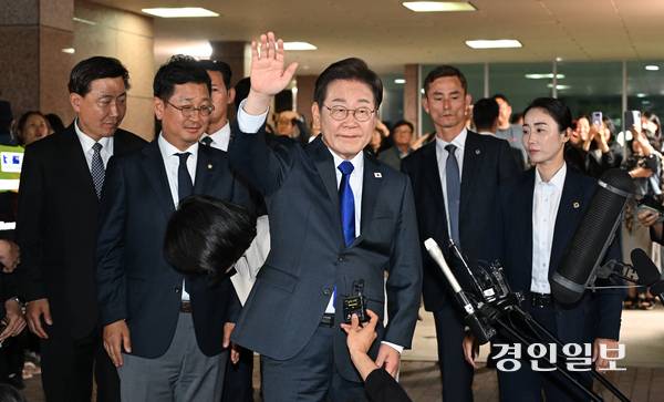 이재명 대통령이 3일 밤 인천 계양구 자택을 나서며 지지자들에게 인사말을 하고 있다. 2025.6.4 /김용국기자 yong@kyeongin.com