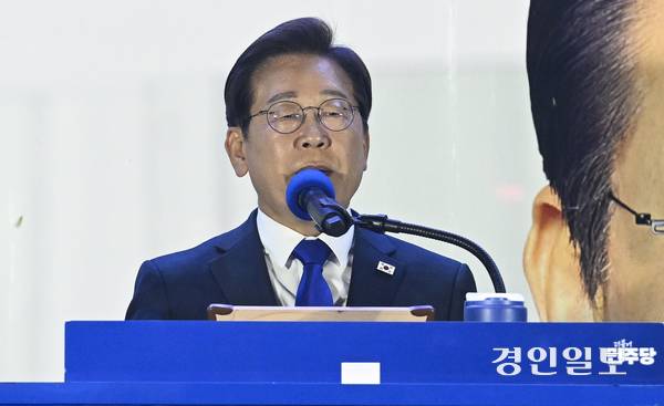 제21대 대통령 당선이 확실시된 더불어민주당 이재명 대선 후보가 4일 새벽 서울 여의도 국회 인근에 마련된 더불어민주당 국민개표방송시청 현장에서 지지자들에게 인사하고 있다. 2025.6.4 /이지훈기자 jhlee@kyeongin.com