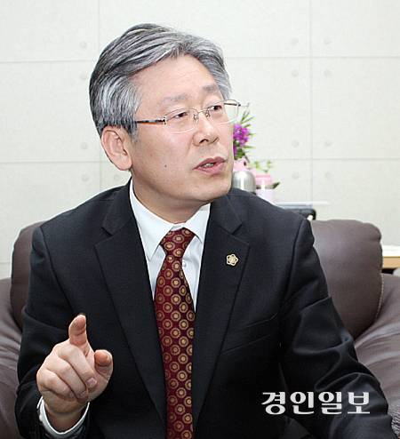 이재명 당시 성남시장 당선자가 당선소감을 밝히는 모습. /경인일보DB