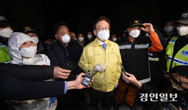 이재명 당선인이 경기도지사이던 당시 가평군 청평면 고성리 신천지 연수원 ‘평화의궁전’ 정문에서 이만희 신천지 총회장에 대한 코로나19 재검사 집행을 위한 내부 수색을 마친 뒤 나와 취재진의 질문에 답하고 있는 모습. /경인일보DB
