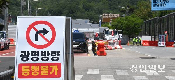 지난 4월 광명시 신안산선 지하터널 공사장에서 붕괴 사고가 발생한 가운데 4일 사고 현장에 차량이 통제되고 있다. 2025.6.4 /최은성기자 ces7198@kyeongin.com