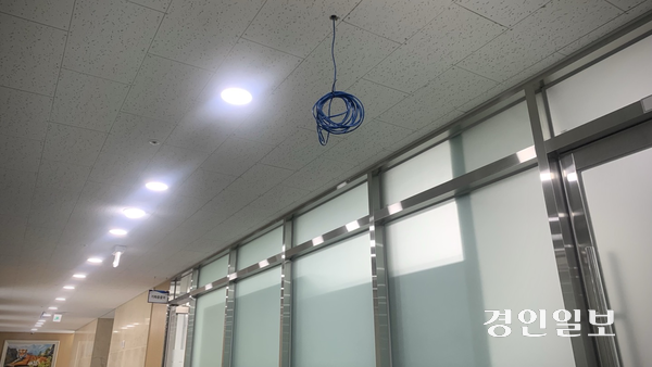 2일 오전, 출범 첫 업무를 시작한 화성시 남양읍에 위치한 외국인보호위원회 모습. 이날 공식 업무에 들어갔지만, 현장은 여전히 마감 공사가 한창이었다. 2025.6.2 /유혜연기자 pi@kyeongin.com