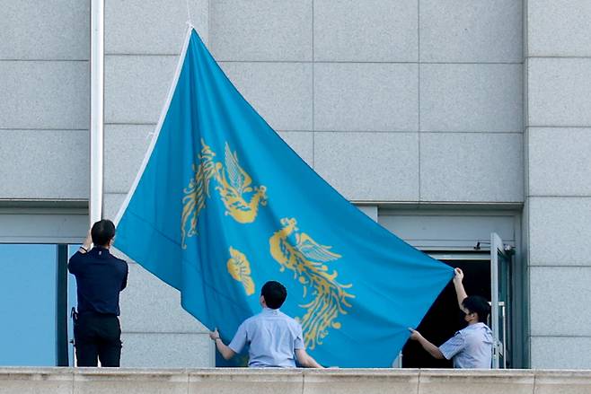 ▲ 21대 이재명 대통령 임기가 시작된 4일 서울 용산 대통령실 청사에서 대통령실 총무비서관실 직원들이 봉황기를 게양하고 있다. /연합뉴스