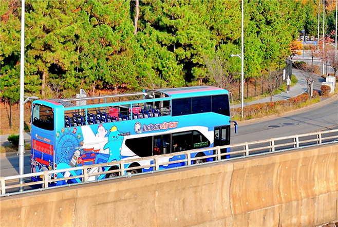 ▲ 인천시티투어 바다 노선 2층 버스. /사진제공=인천시