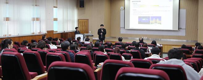 한신대학교 SW중심대학사업단이 지난 4월 학생들을 대상으로 AI융합전공 오리엔테이션을 진행하고 있다. 사진=한신대학교