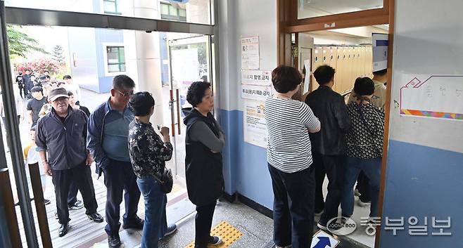 제21대 대통령선거일인 3일 오전 인천시 미추홀구 용현5동 제5투표소에서 유권자들이 줄을 서서 투표를 기다리고 있다.정선식기자