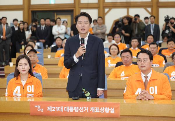 출구조사 결과 소감 밝히는 이준석 개혁신당 후보. [사진=연합뉴스 제공]